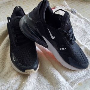 Big Kids Nike Air Maz 270. Size 4.5yr.